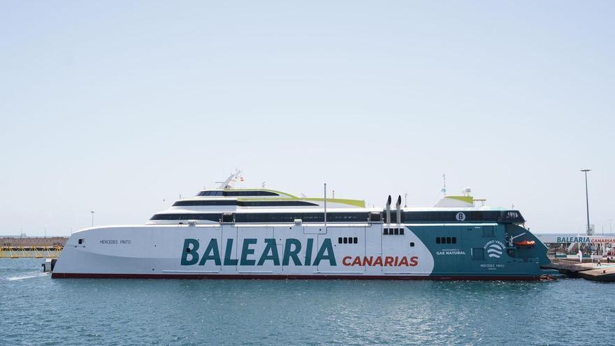 Baleària suelta amarras y navega por el mar de Canarias