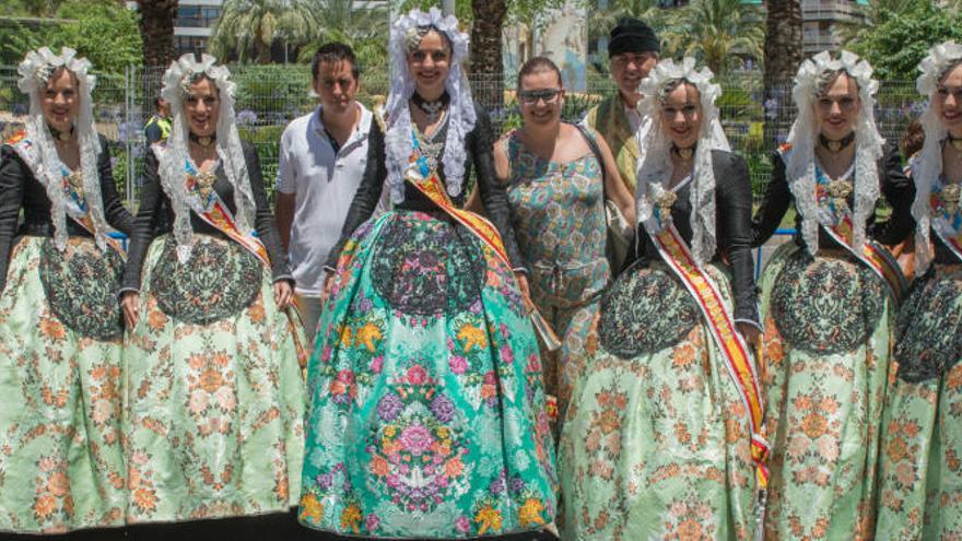 Estefanía, entre la Bellea y sus damas, ayer en la mascletà de Luceros