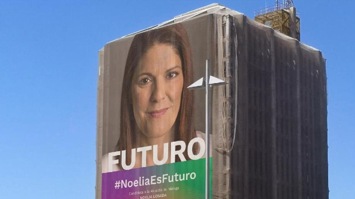 Fotomontaje con una lona envolviendo el antiguo edificio de Correos difundido en Twitter por Noelia Losada.