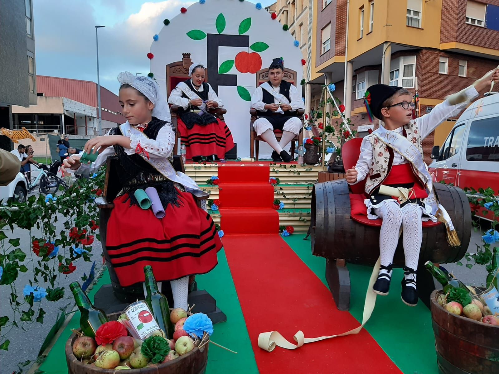 Villaviciosa ofrece el primer mosto a la Portalina: así ha sido el acto seguido de un desfile de carrozas