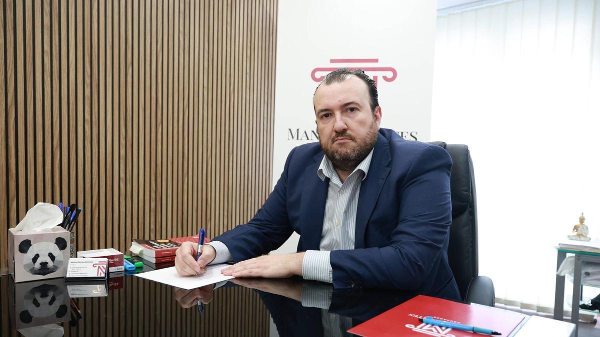 Manuel Montes, letrado cacereño, en su despacho.