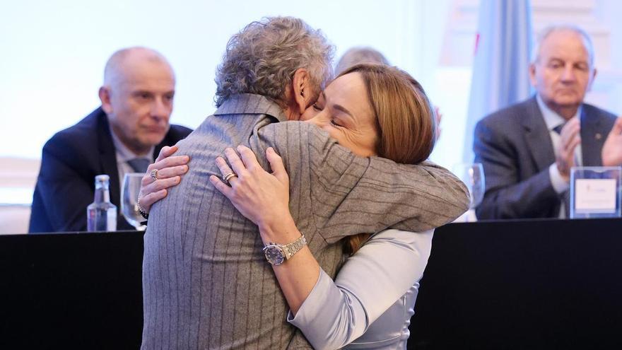 Sentido abrazo de Carlos Mouriño a su hija, Marián, nueva presidenta del Celta.