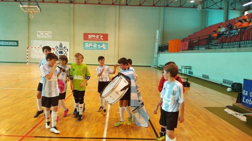 Los jugadores celebran el título regional.