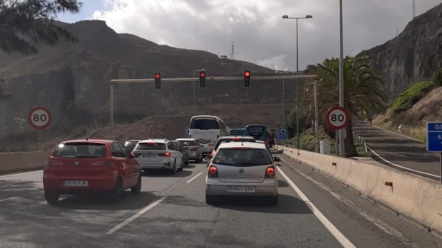 Cola de vehículos, este mediodía, en la entrada al túnel de La Laja, en Las Palmas de Gran Canaria.