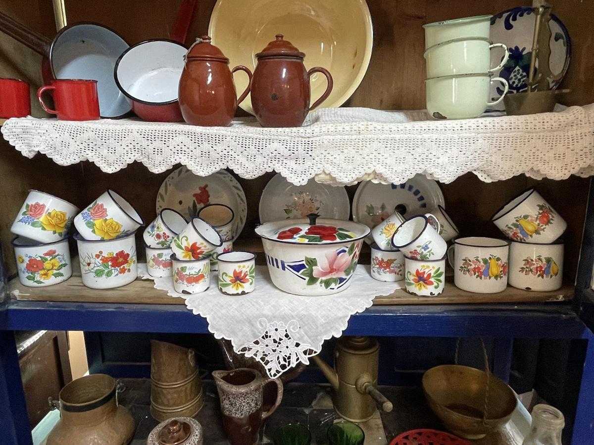 Una alacena con una vajilla