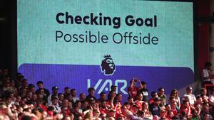 La pantalla anuncia que el VAR está comprobando una jugada en la Premier League.