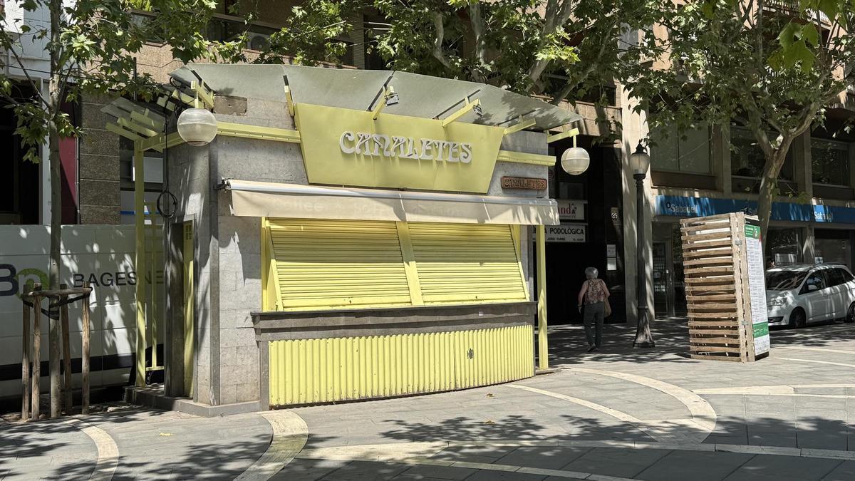 El quiosc del Canaletes, situat al costat de la plaça Crist Rei