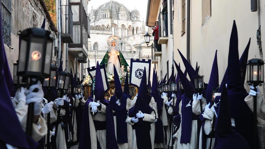 El Vía Crucis estrena el restaurado Puente de Piedra bajo un intenso frío