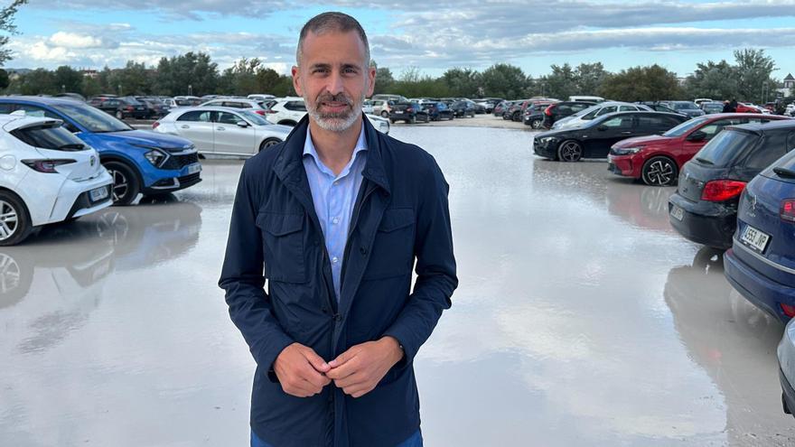 Ángel Ortiz, concejal del PSOE de Córdoba, junto al aparcamiento de Miraflores.