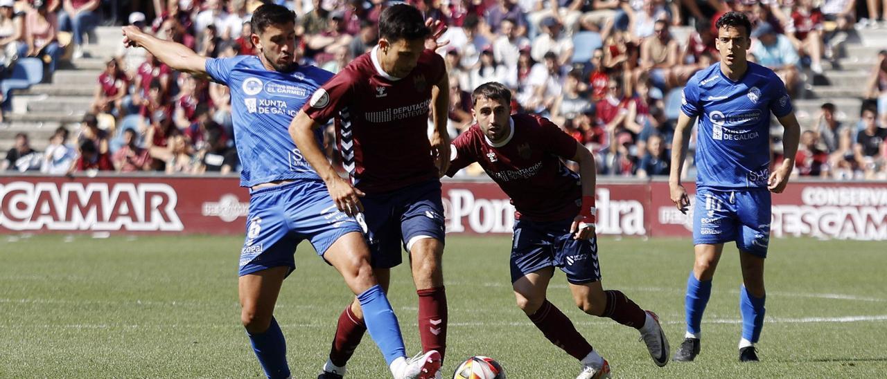 Borja Domínguez sortea un rival en el partido entre el Pontevedra CF y el Ourense.