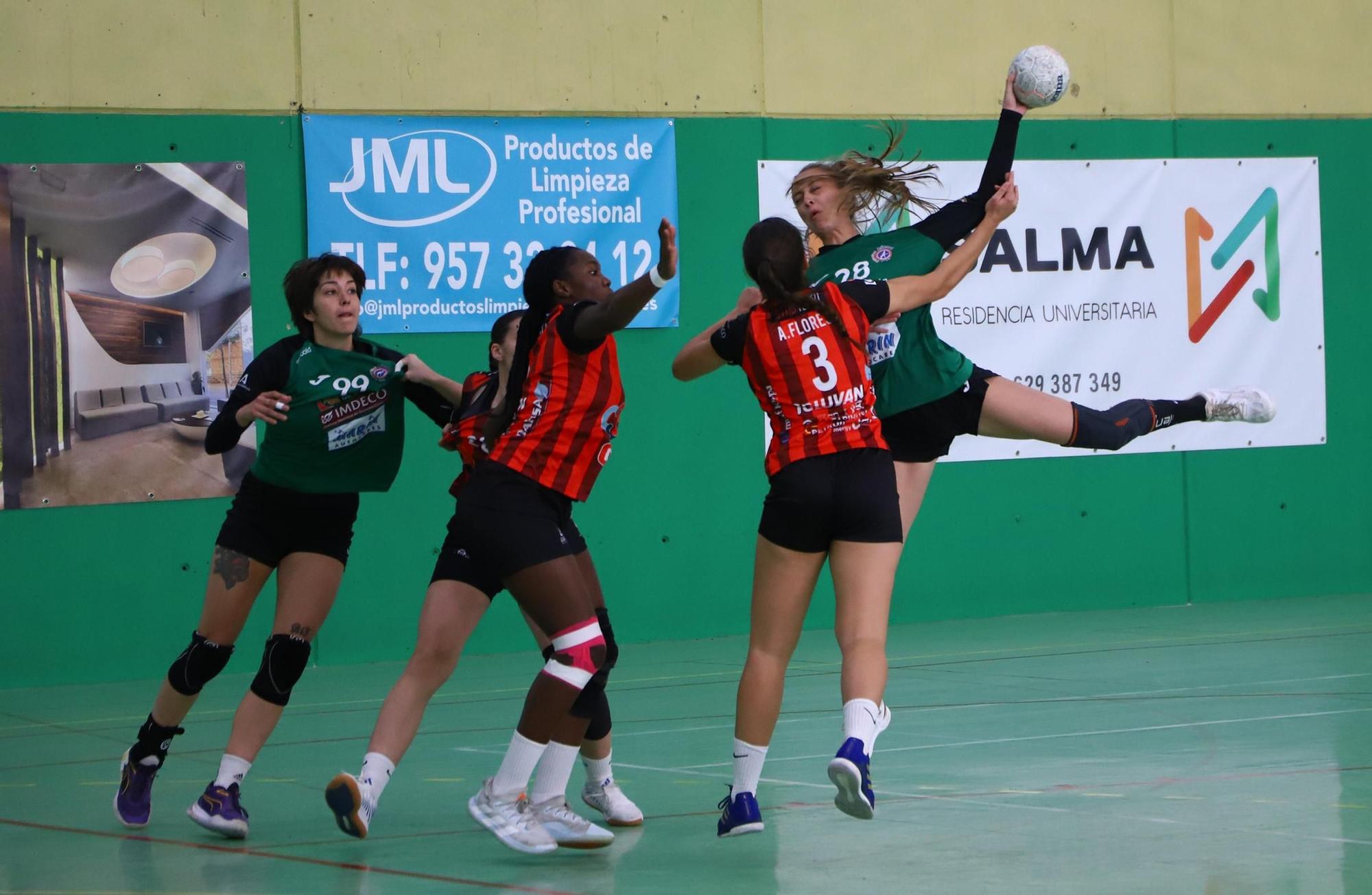 Adesal - Deza Cajasur : el derbi del balonmano femenino cordobés en imágenes