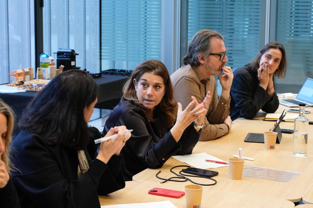 Aurora Catà, Emma Cobos, Pablo Bou y Anna Mira, durante la reunión del Consejo de Expertos de la Economía Azul, el 7 de marzo en la sede de El Periódico.
