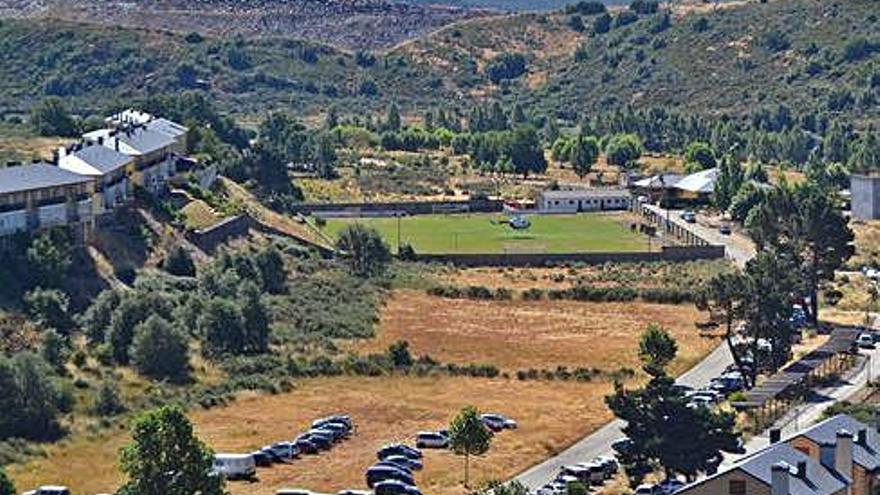 Vista del campo de fútbol y de la zona del pinar de Puebla de Sanabria