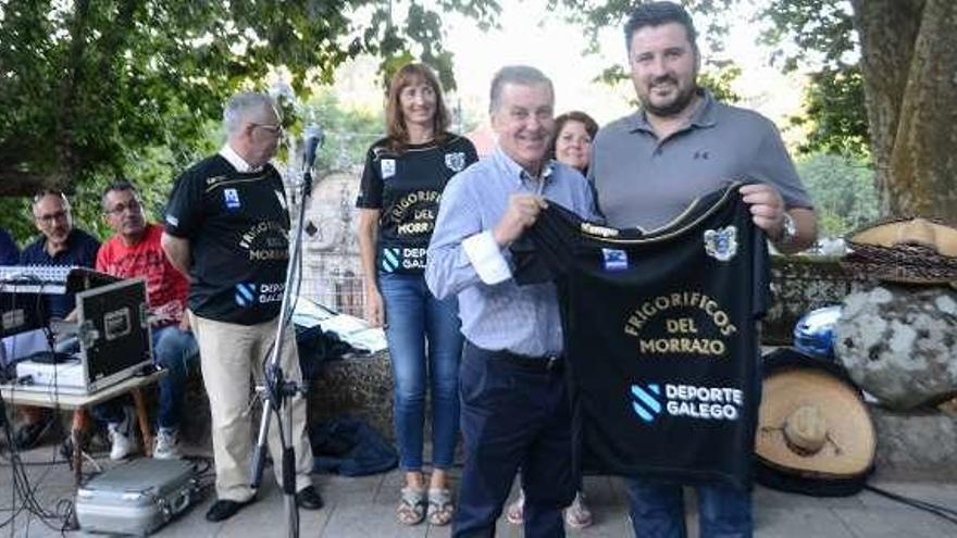 Manuel Camiña entregó una camiseta del club a David Cal. // G.Núñez