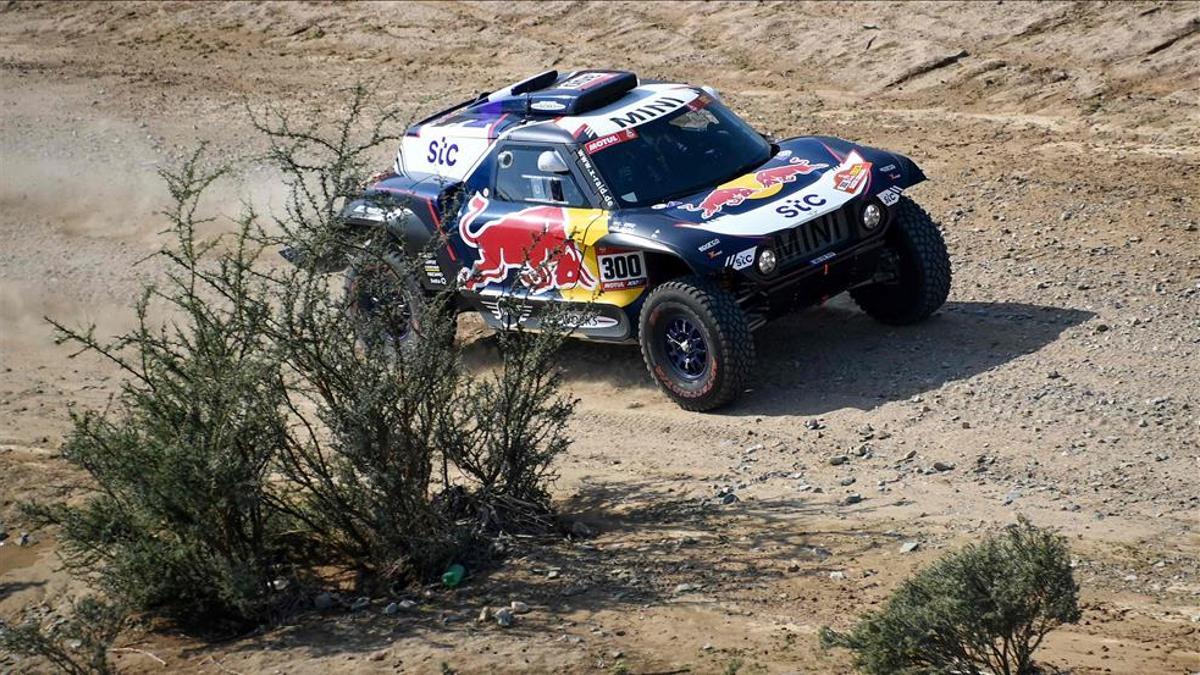 Carlos Sainz al volante del mini en la etapa prólogo del Dakar