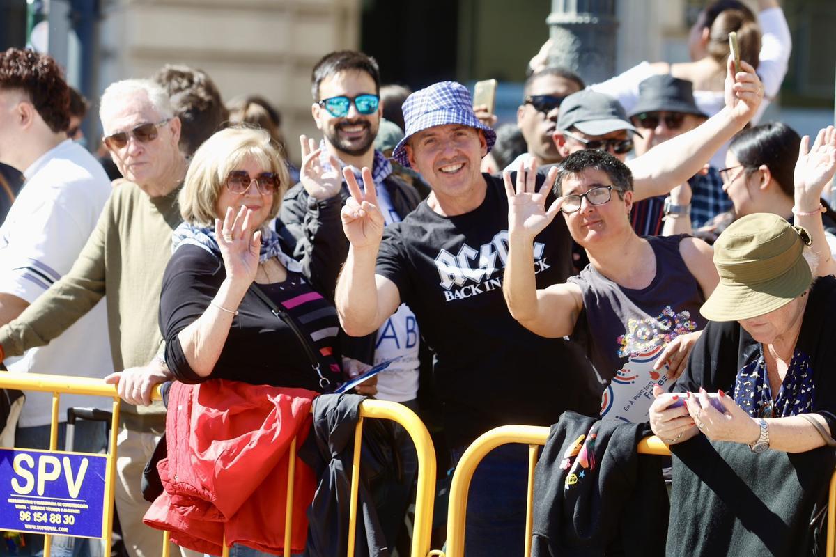 La plaza del Ayuntamiento, a reventar para la mascletà del viernes 13 de marzo: el sol dispara el ambiente fallero