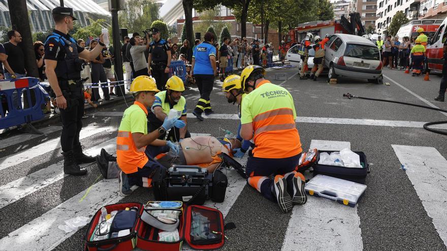 Policías, bomberos y ambulancias toman el entorno del Calatrava para visibilizar la emergencia en ciudad