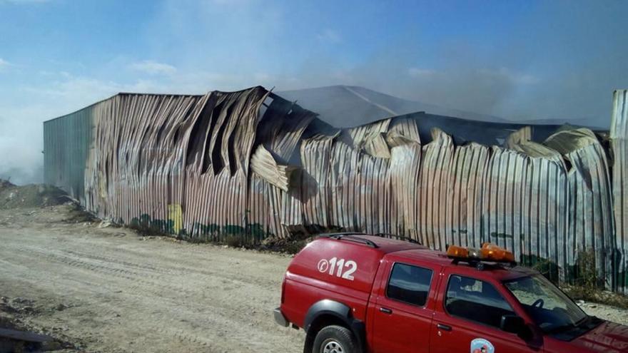 El fuego del vertedero sigue sin extinguirse