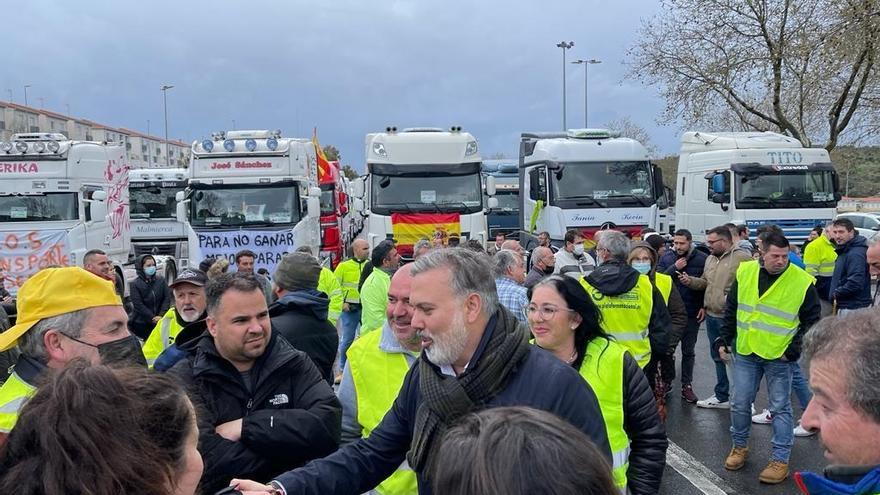 El alcalde de Plasencia, Fernando Pizarro, saluda a los transportistas.