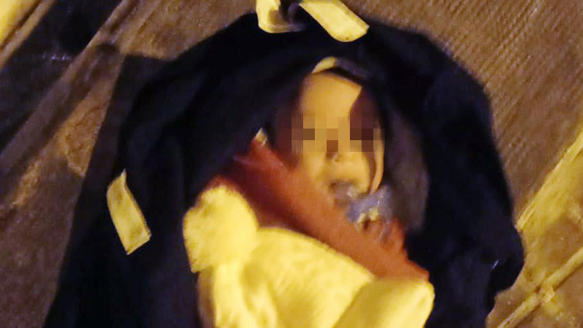 Niño abandonado en un portal, en Sants