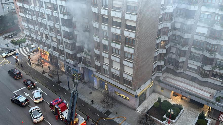 Un espectacular incendio arrasa una vivienda en Gijón