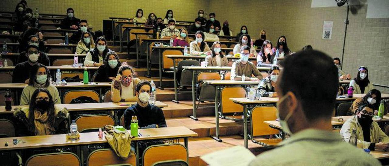 Un aula momentos antes del examen para acceder a una plaza de Médico Interno Residente (MIR). | | ANDRÉS GUTIÉRREZ