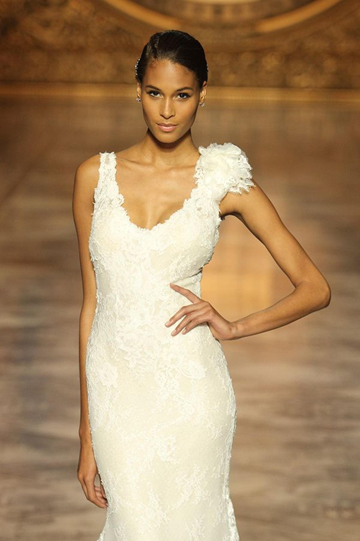 Encaje y escote en 'V', Pronovias Barcelona Bridal Week 2015