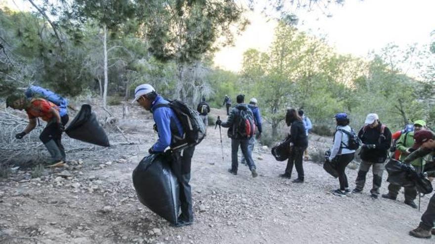 Integrantes del Grupo Oriolano de Montaña y voluntarios durante las tareas de recogida de residuos en la sierra de Orihuela.