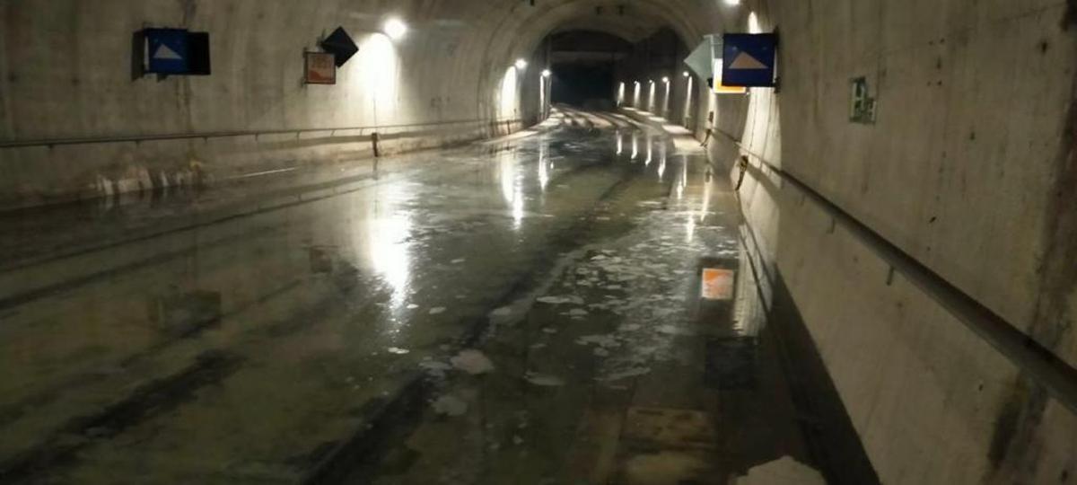 Inicio del túnel, inundado en el centro de la imagen pero sin agua en la parte superior,  de San Isidro que comienza en el barrio del mismo nombre y transcurre por debajo de Sant Marcel·lí y Camí Reial.