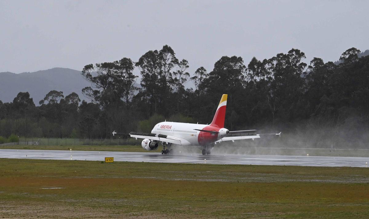 Un avión de Iberia aterriza en el aeropuerto de Vigo en medio del temporal