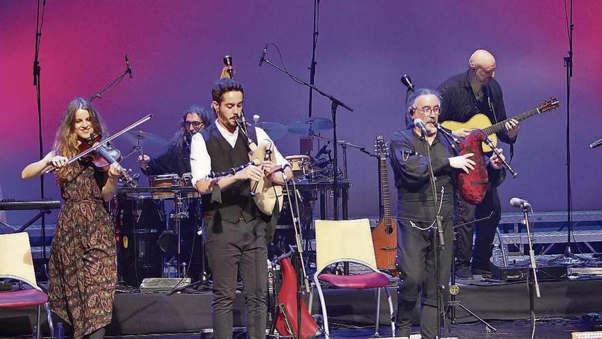 Dos momentos del concierto de Luar na Lubre, ayer en el Teatro Principal de Ourense. // Iñaki Osorio