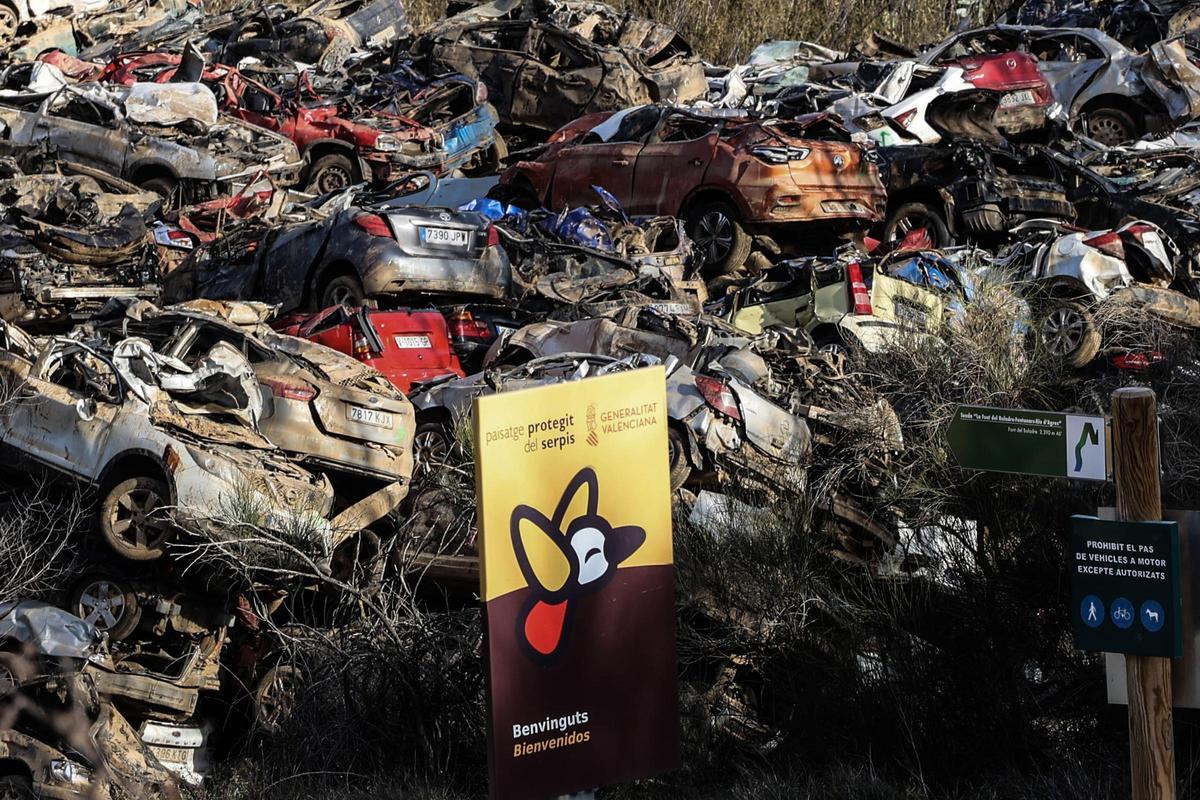 Cientos de vehículos procedentes de la “zona cero” de la dana se apilaron en Muro d’Alcoi, junto al cauce del río Agres