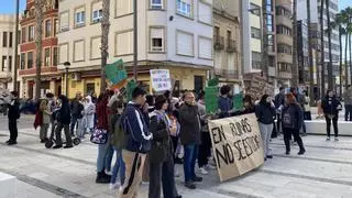 Segundo día de protestas en Benicarló por el mal estado del IES Ramón Cid: esta vez frente al ayuntamiento
