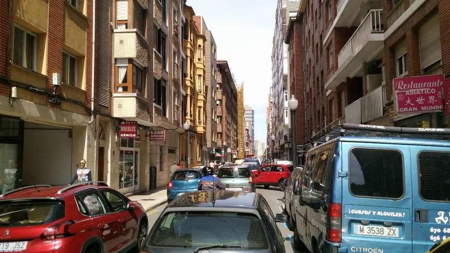 Atasco en la calle Ezcurdia, en el tramo entre el parque de la Fábrica de Gas y el Muro.