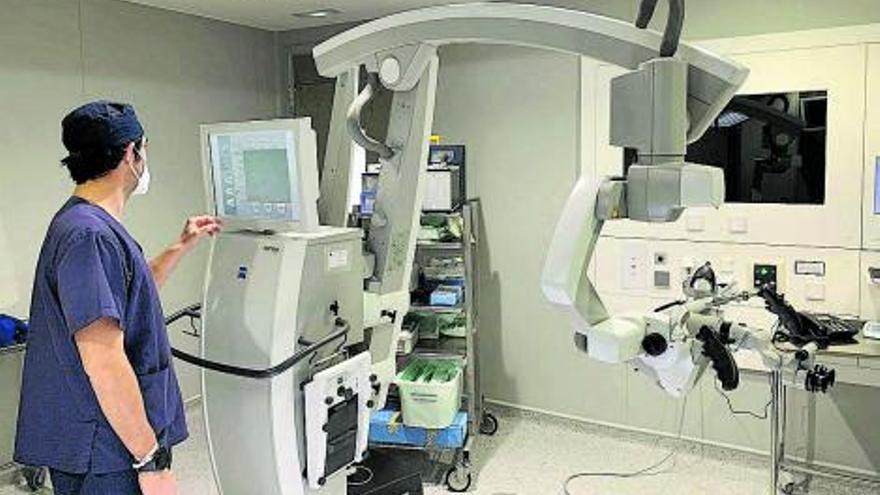 HLA La Vega adquiere un nuevo microscopio de última generación  para cirugías de tumores cerebrales