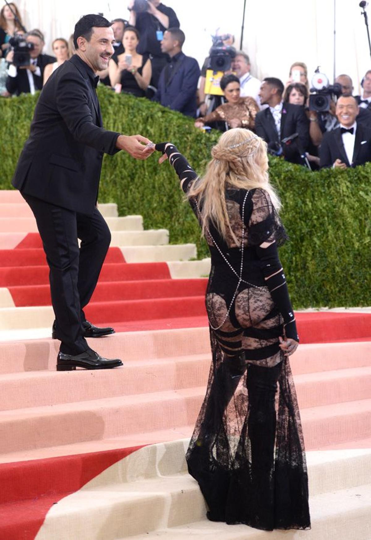 Madonna junto a Riccardo Tisci en la red carpet de la Gala Met 2016