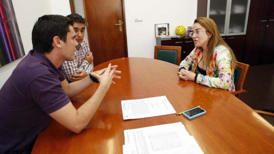 Carlos Muñoz y Yeray Macías, ayer durante la entrevista con Rosa Rodríguez. i JORGE ALONSO/ACFIPRESS