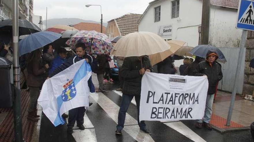 Un grupo de vecinos retomó ayer las protestas. // Santos Álvarez