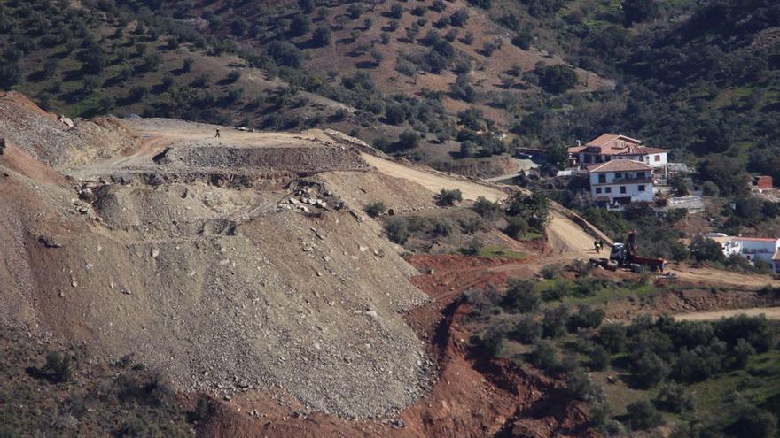 Estado que presentaba ayer la zona excavada para rescatar a Julen, ya sin la maquinaria pesada.