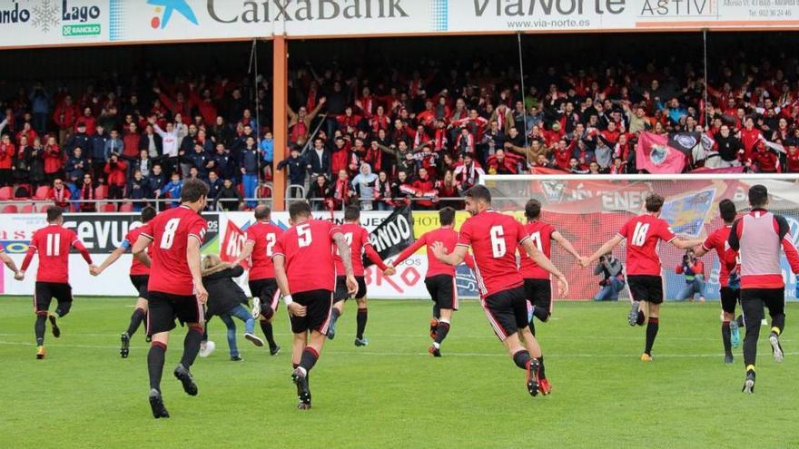 El Mirandés celebra un triunfo con su afición