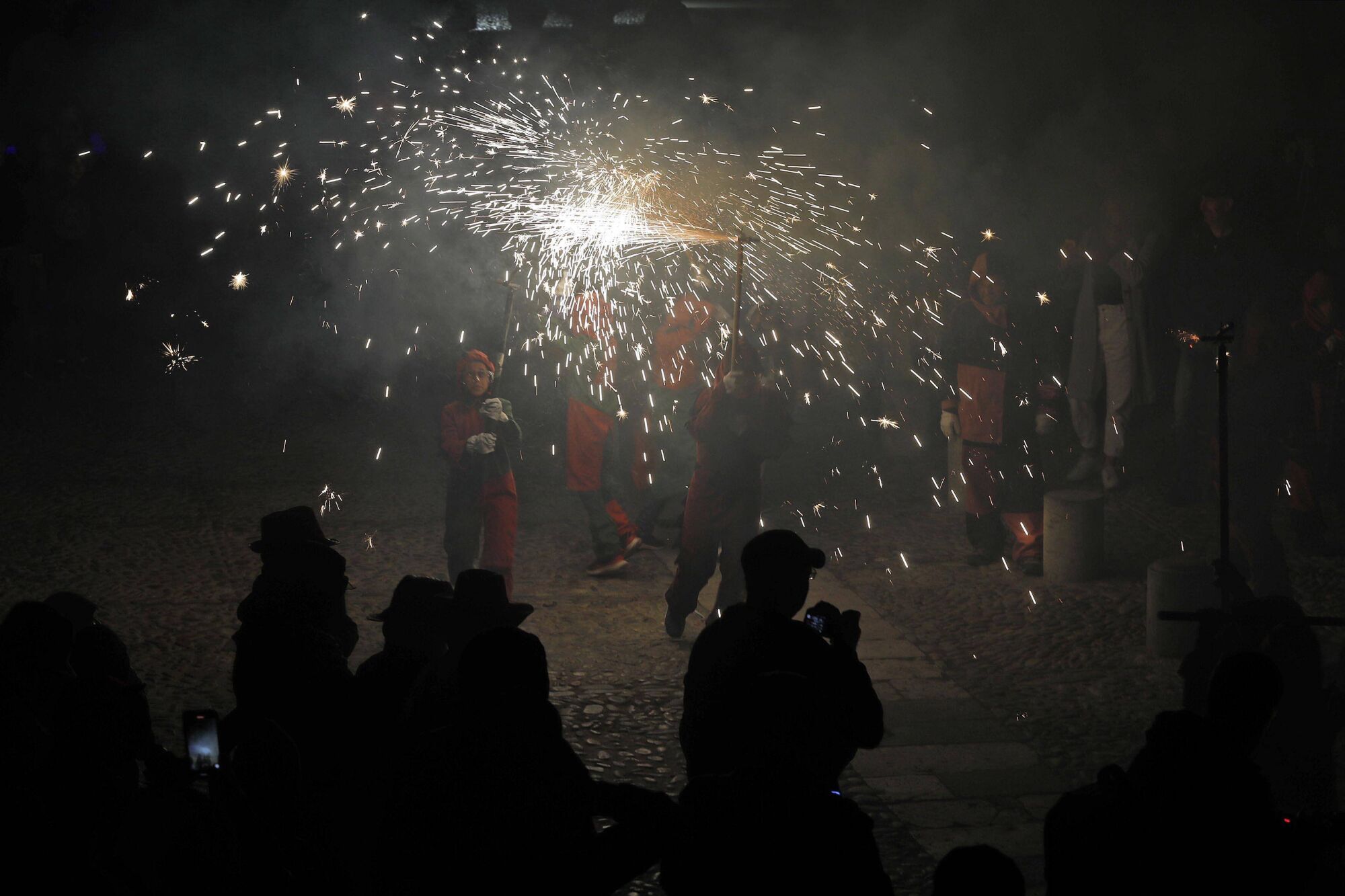 Girona. Plaça Sant Domenec. Correfoc infantil amb els Trons de l'Onyar. Fires.