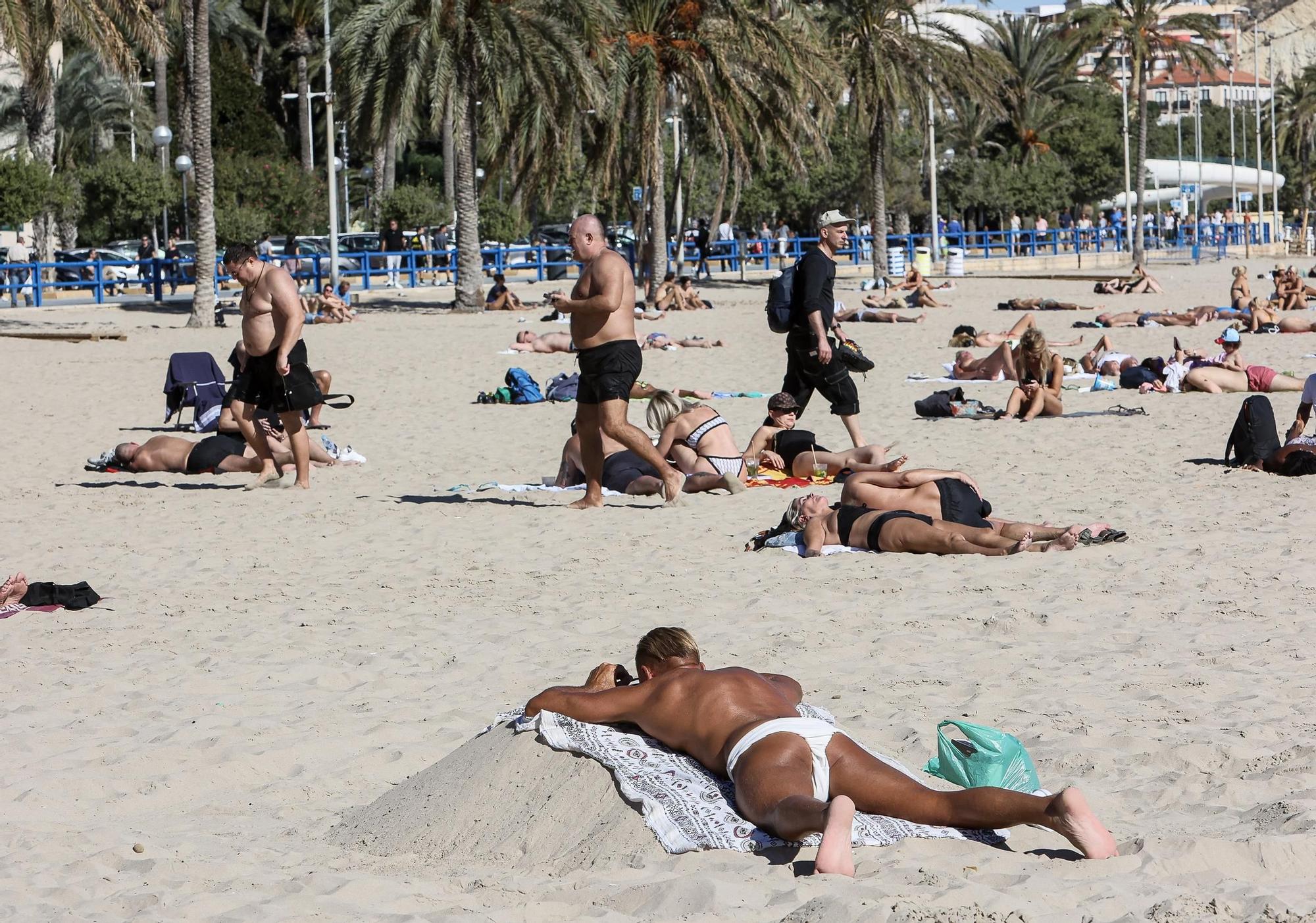 Las altas temperaturas a mediados de noviembre llenan las playas de turistas y visitantes