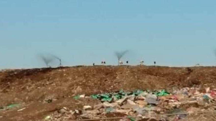 Imagen panorámica del vertedero provincial donde se observa el riego con lixiviados a los residuos mediante aspersores.