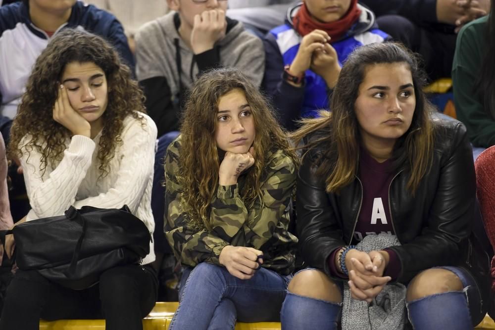 La diputada Carla Antonelli, con estudiantes de Secundaria en el Centro Insular de Deportes