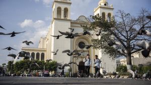 Jóvenes en una plaza en el centro de San Salvador.