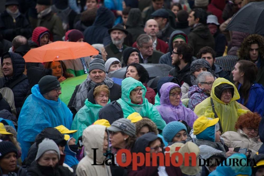 La cofradía de la Vera Cruz entrega el óbolo del J