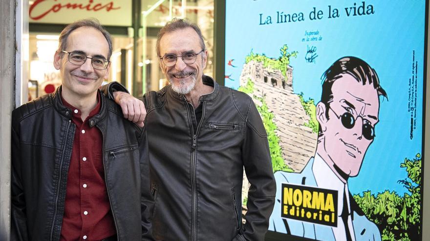 Juan Díaz Canales y Rubén Pellejero, este martes en la librería Norma Cómics, presentando el nuevo Corto Maltés.