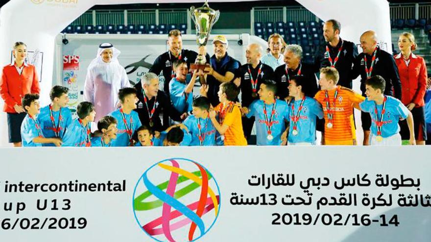 Los jugadores del Celta levantan el trofeo de campeones en Dubai. // FdV