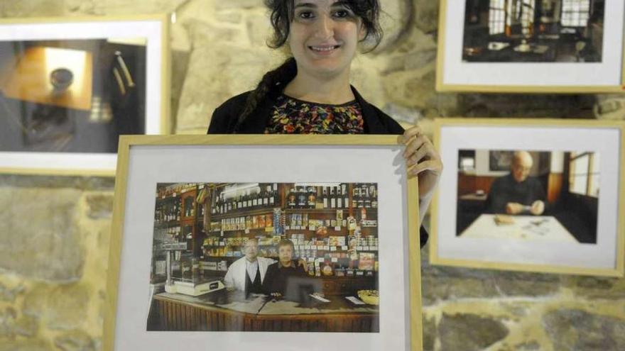 Alicia Martínez posa, ayer, con una de las obras de la muestra &#039;Memorias de agua&#039;.