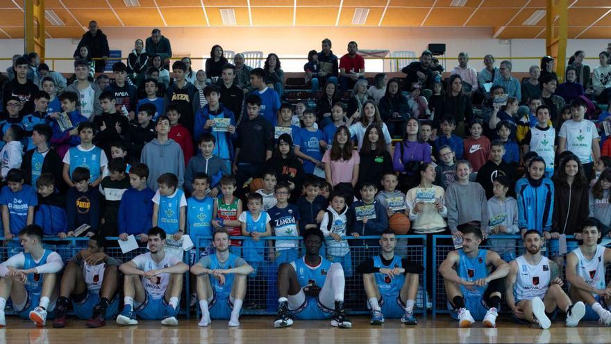 Imagen del primer equipo del club posando con canteranos y aficionados en el Ángel Nieto. | Ana Burrieza